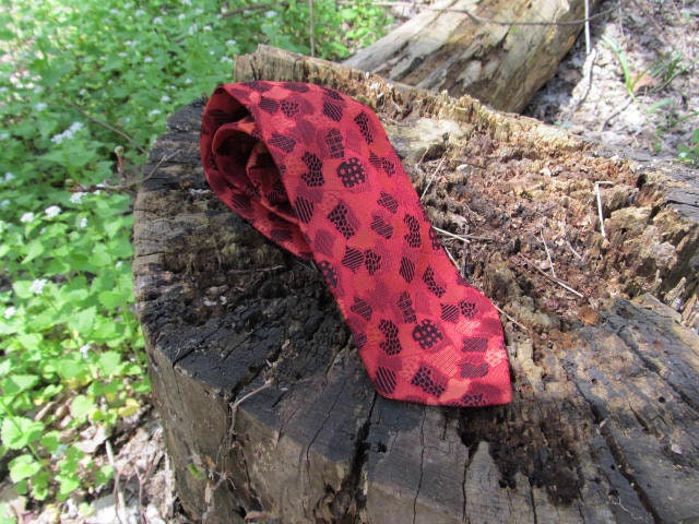 1970Er Jahre Herren Krawatte, Rot Und Schwarz Mit Funky Formen, Hässliche Tacky Tie von PicassosStudio