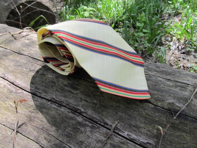1970Er Jahre Herrenkrawatte, Creme Mit Regenbogenstreifen, Sehr Breite Krawatte von PicassosStudio