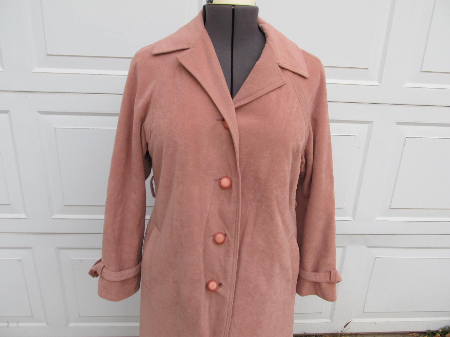 1970Er Jahre Langer Mauvefarbener Damenmantel Aus Kunstleder, Groß von PicassosStudio