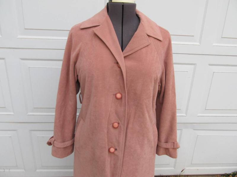 1970Er Jahre Langer Mauvefarbener Damenmantel Aus Kunstleder, Groß von PicassosStudio