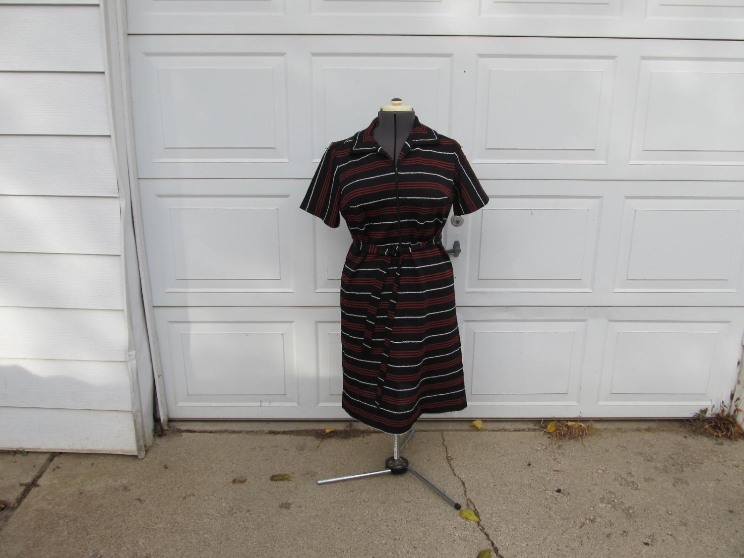 1970Er Jahre Schwarz, Orange, Und Weiß Gestreiftes Damenkleid Mit Bindegürtel, Large von PicassosStudio