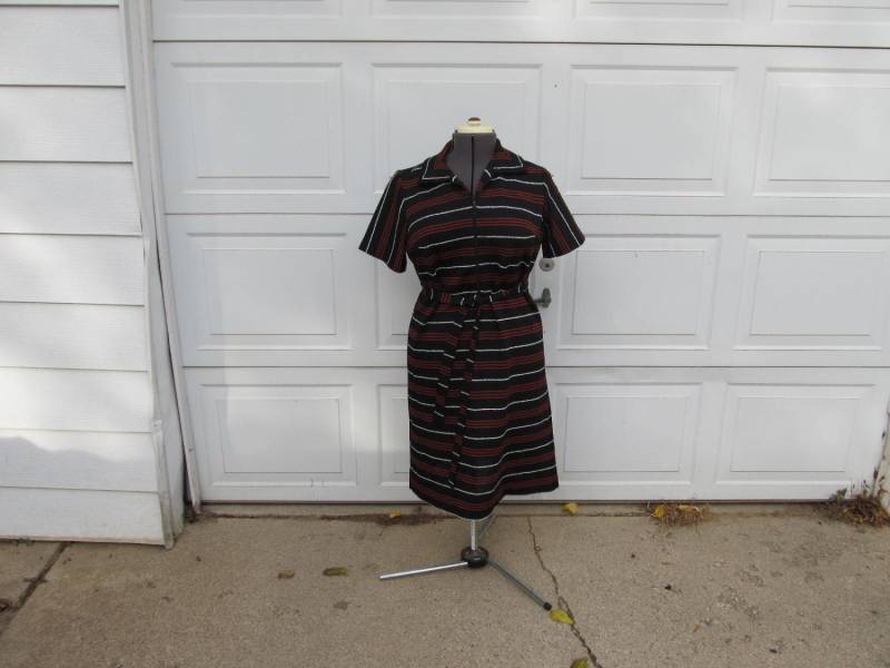 1970Er Jahre Schwarz, Orange, Und Weiß Gestreiftes Damenkleid Mit Bindegürtel, Large von PicassosStudio