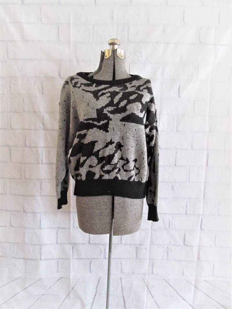 1980Er Jahre Diane Von Fürstenberg Pullover, Kurzer Grau Und Schwarz, Large von PicassosStudio