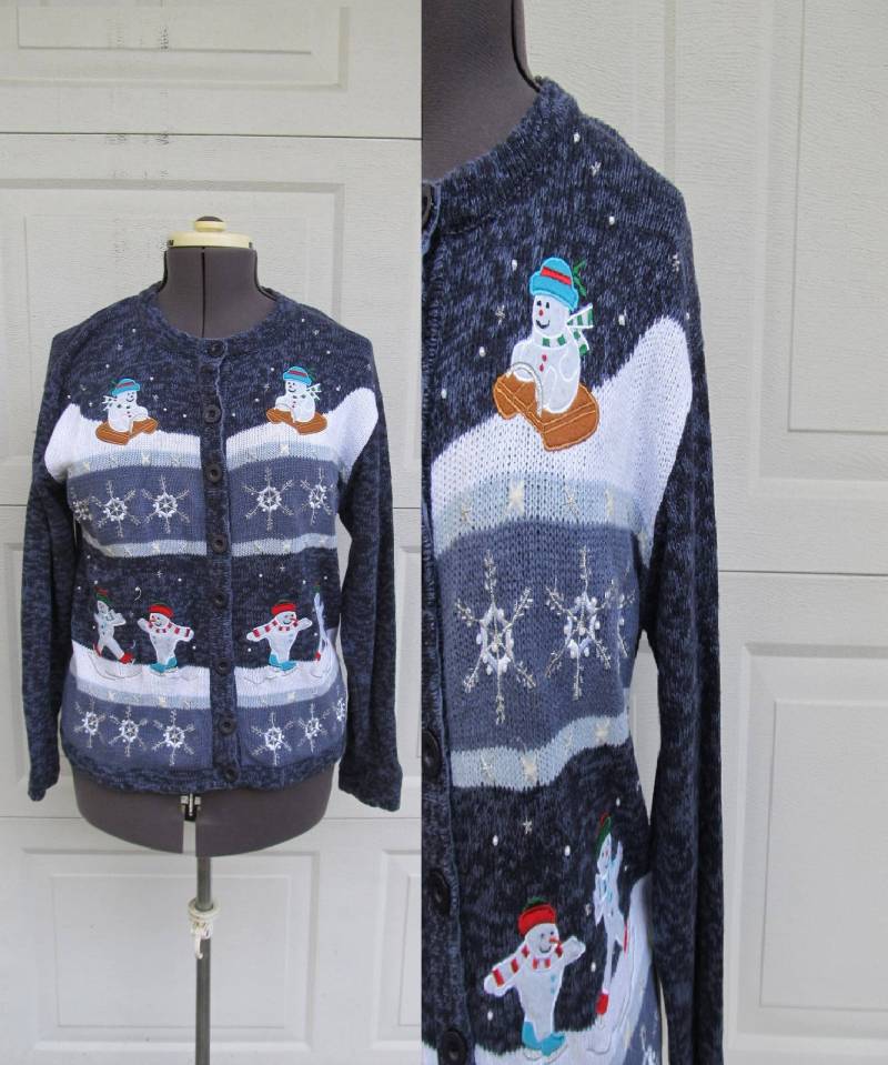 Vintage Hässliche Weihnachten Pullover, Schneemänner Schlitten, Knopfleiste Vorne, Medium von PicassosStudio
