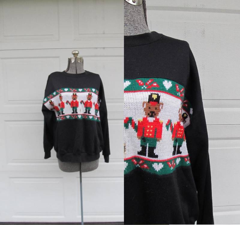 Vintage Hässliche Weihnachten Pullover, Sweatshirt, Teddybär Spielzeugsoldaten, Medium von PicassosStudio