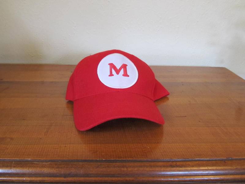 Vintage Trucker Hut, M Monogramm Rot Mit Monogramm, Einheitsgröße von PicassosStudio