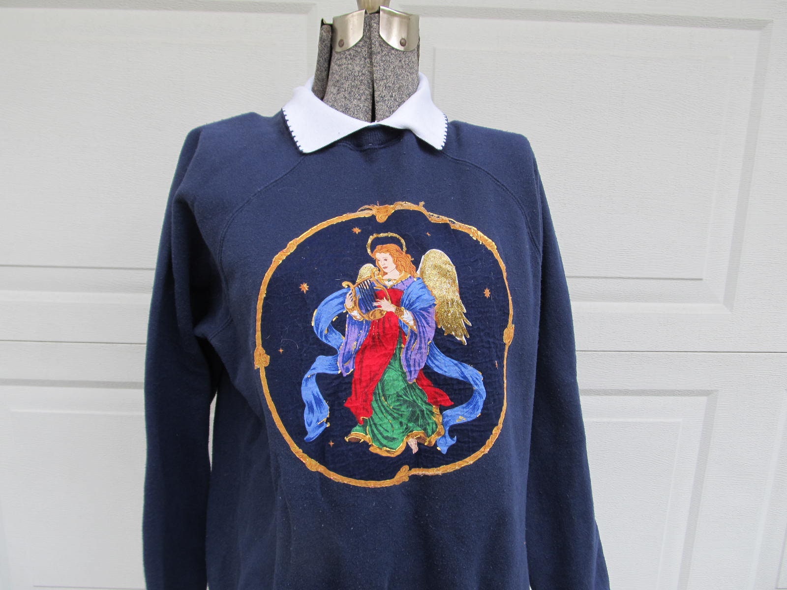 Vintage Ugly Christmas Pullover, Sweatshirt, Großer Engel Spielt Harfe, Medium von PicassosStudio