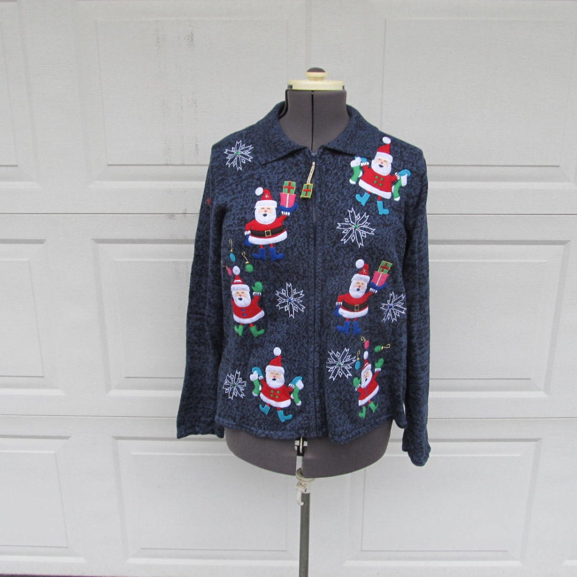 Vintage Ugly Christmas Pullover, Weihnachtsmänner Und Schneeflocken, Cardigan Mit Reißverschluss Vorne, Large von PicassosStudio