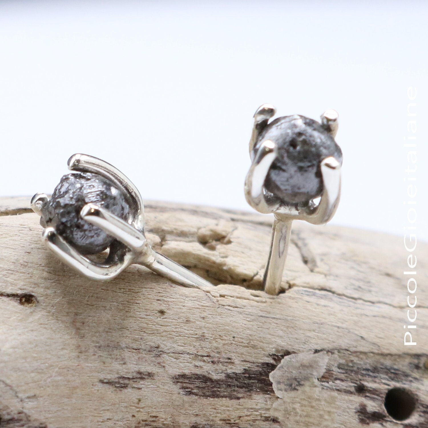 Raue Diamant-Ohrringe, Sterling Silber Ohrringe, Schwarze Licht-Punkt-Ohrringe, Ohrstecker, Unisex Ohrringe von PiccoleGioieitaliane