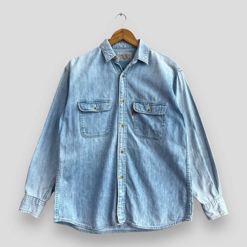 Levis Strauss Jeans Arbeiter Hemd Medium Vintage 90Er Jahre Levis Orange Tab Distressed Light Washed Denim Lady Button Up Shirt von PickersGarageStore