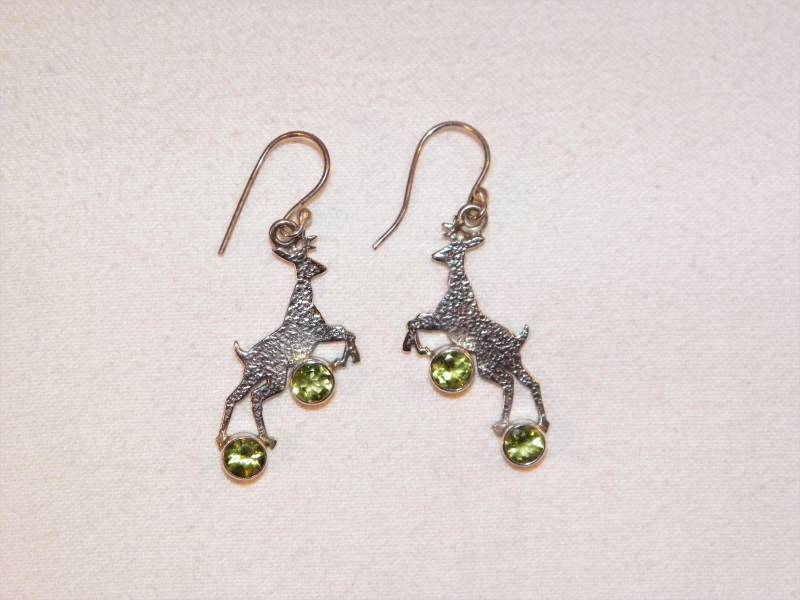 1, 5 Zoll Sterling Silber Hirsch Ohrringe Mit Peridot Edelsteinen, 925 Handgemachte Bock Grünen Steinen, Schöne Handarbeit 1, 5 Zoll Sterling Silber Hirsch Ohrringe Mit Peridot Edelsteinen, 925 Handgemachte Bock Grünen Steinen, Schöne Handarbeit von PickersPost