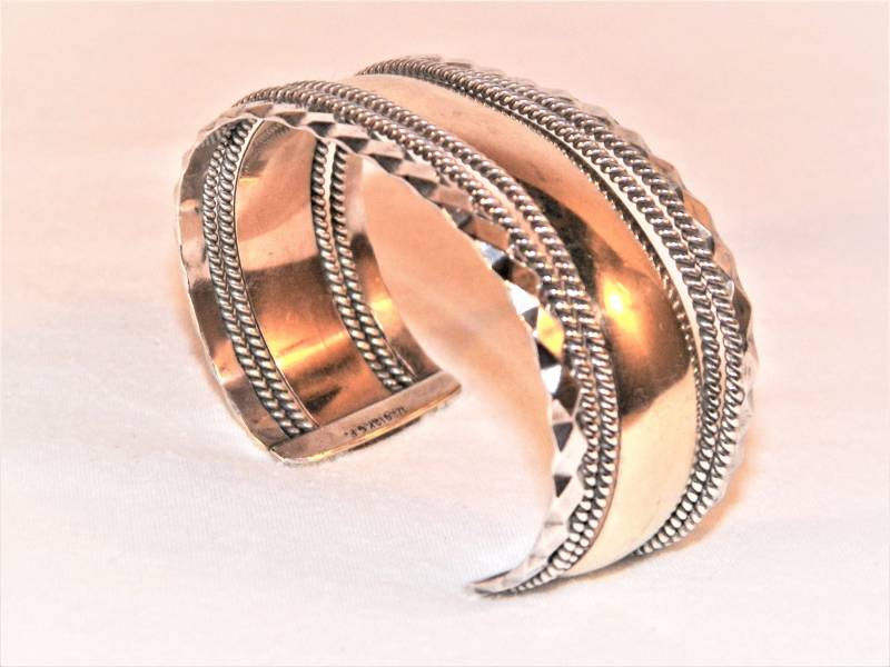 39, 6 Gramm Größe 7 Vintage Sterling Silber Designer Cecilia Tono Armband, 925 Unikat Handgemachtes Armband W 12K Gold Filled Over Streifen 39, 6 Gramm Größe 7 Vintage Sterling Silber Designer Cecilia Tono Armband, 925 Unikat Handgemachtes Armband W 12K Gold Filled Over Streifen von PickersPost