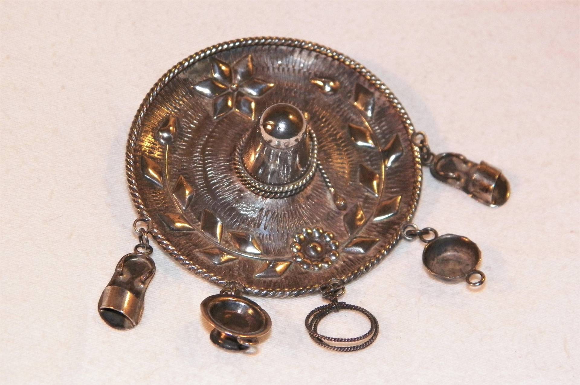 Antike Sombrero Brosche Aus Sterlingsilber, 925 Große Sombrero Hut Mit Kochpfannen A Laso Seil Und Sandalen Antike Sombrero Brosche Aus Sterlingsilber, 925 Große Sombrero Hut Mit Kochpfannen A Laso Seil Und Sandalen von PickersPost