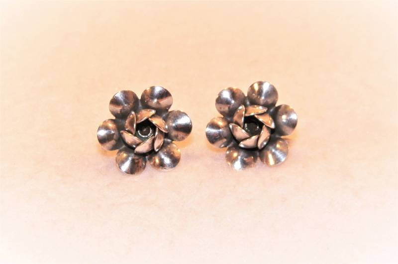 Antike Sterling Silber Blumen Ohrringe, 925 Alte Handgemachte Einzigartige Kreative Vintage Qualität Antike Sterling Silber Blumen Ohrringe, 925 Alte Handgemachte Einzigartige Kreative Vintage Qualität von PickersPost