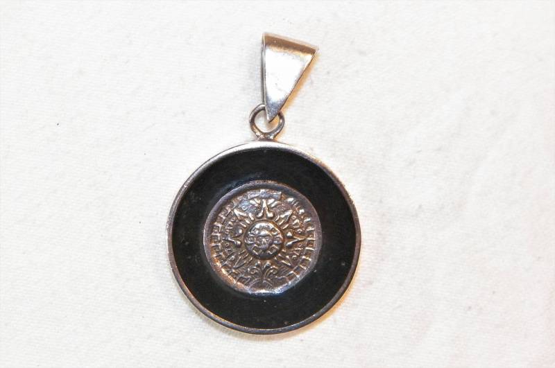 Sterling Silber Myan Anhänger, 925 Schwarzer Onyx Oder Emaille Schöne Größe Vintage Wirklich Schöner Einzigartiger Style Sterling Silber Myan Anhänger, 925 Schwarzer Onyx Oder Emaille Schöne Größe Vintage Wirklich Schöner Einzigartiger Style von PickersPost