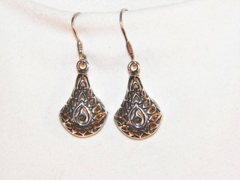 Sterling Silber Scroll Style Ohrringe, 925 Schöne Kleine Paar Baumeln Oder Tropfen Qualität Handgemacht Vintage Gut Gemacht Sterling Silber Scroll Style Ohrringe, 925 Schöne Kleine Paar Baumeln Oder Tropfen Qualität Handgemacht Vintage Gut Gemacht von PickersPost