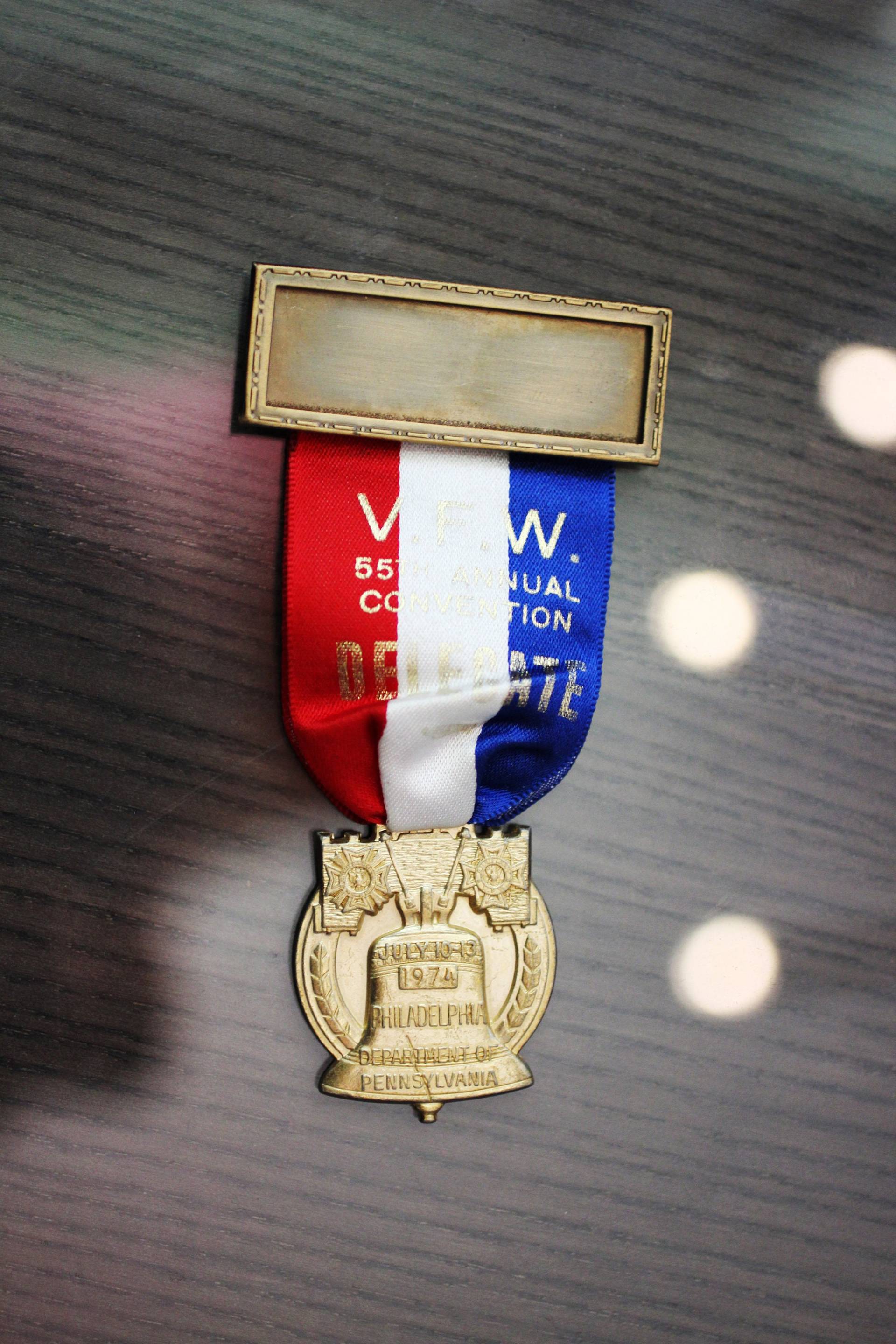 1974 Pin Veteranen Der Kriege Im Ausland Vfw Jährliche Convention Delegate Zurück Band, Philadelphia Pa 1974 Pin Veteranen Der Kriege Im Ausland Vfw Jährliche Convention Delegate Zurück Band, Philadelphia Pa von PickingThe412