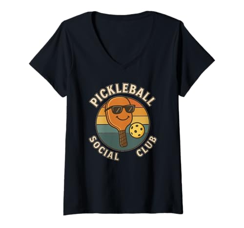 Damen Pickle Ball Social Club T-Shirt mit V-Ausschnitt Damen Pickle Ball Social Club T-Shirt mit V-Ausschnitt von Pickle Ball Lover Design Co.