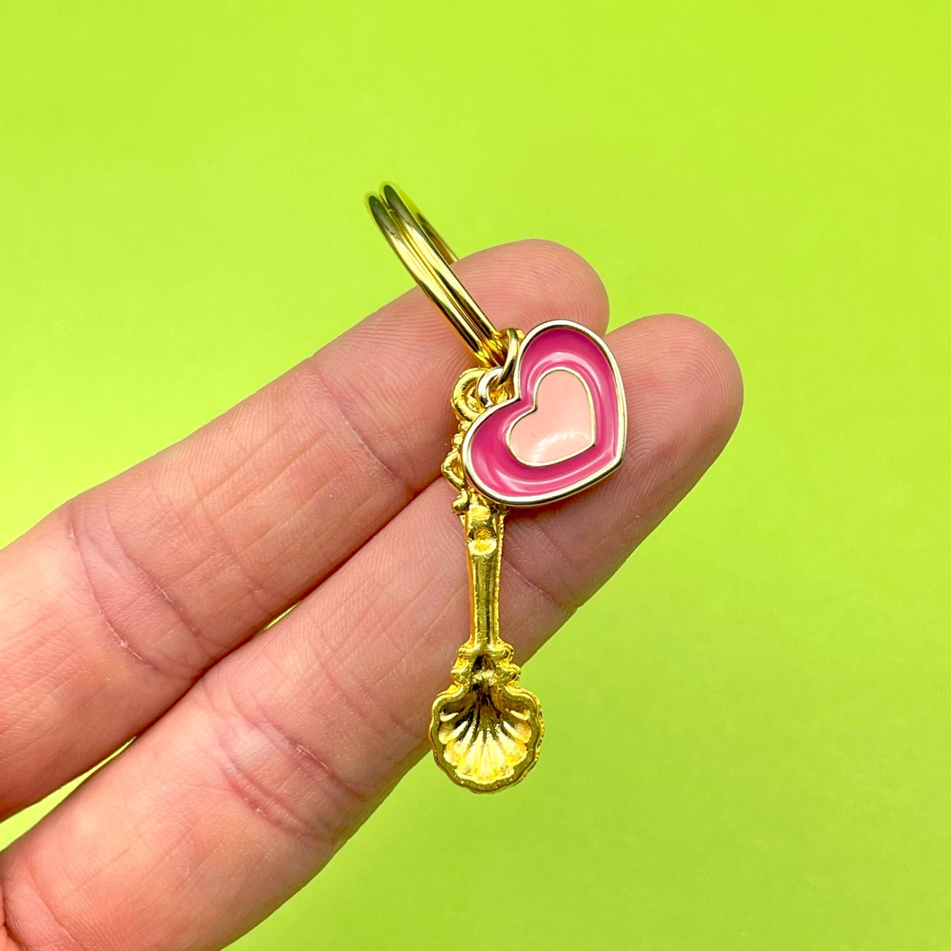 Löffel Schlüsselanhänger, Gold Mini Rosa Herz Charm von PickleParlour