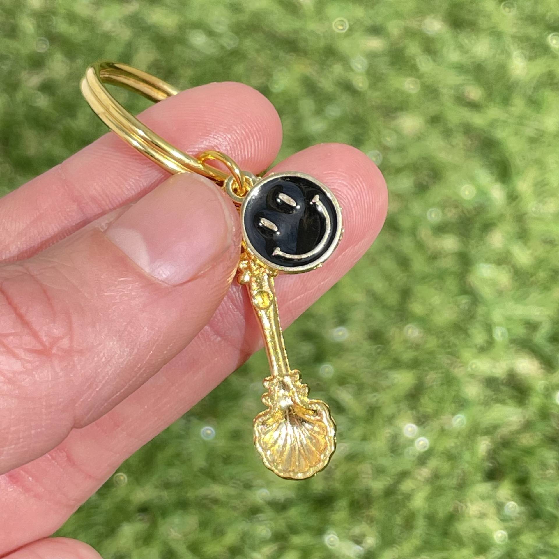 Löffel Schlüsselanhänger | Cute & Quirky Gold, Mini Schlüsselanhänger, Schwarzer Smiley Charm, Goldlöffel von PickleParlour