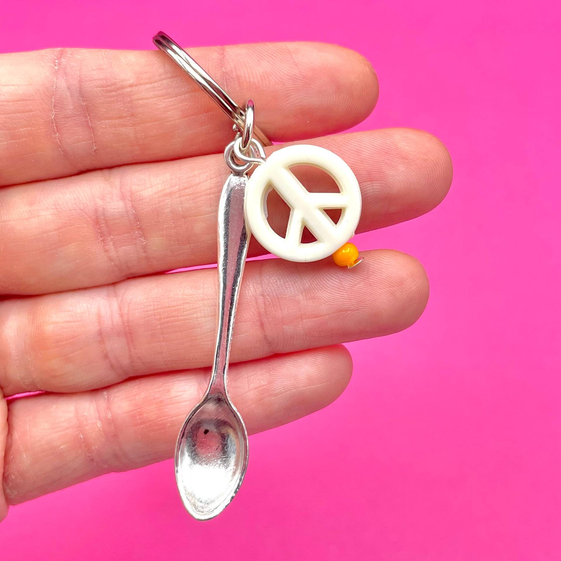 Löffel Schlüsselanhänger | Glücksbringer Mini Mit Weißem Peace Zeichen Anhänger von PickleParlour