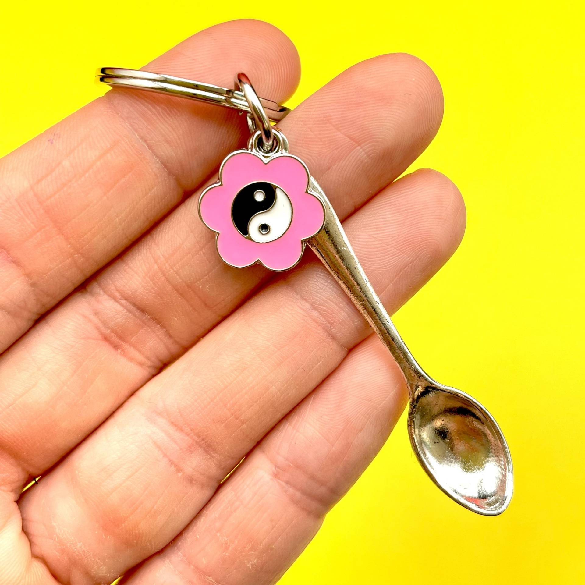 Löffel Schlüsselanhänger | Süßer Und Schrulliger Mini-Löffel-Schlüsselanhänger, Leuchtendes Rosa, Schwarz Weiß, Ying-Yang-Anhänger von PickleParlour