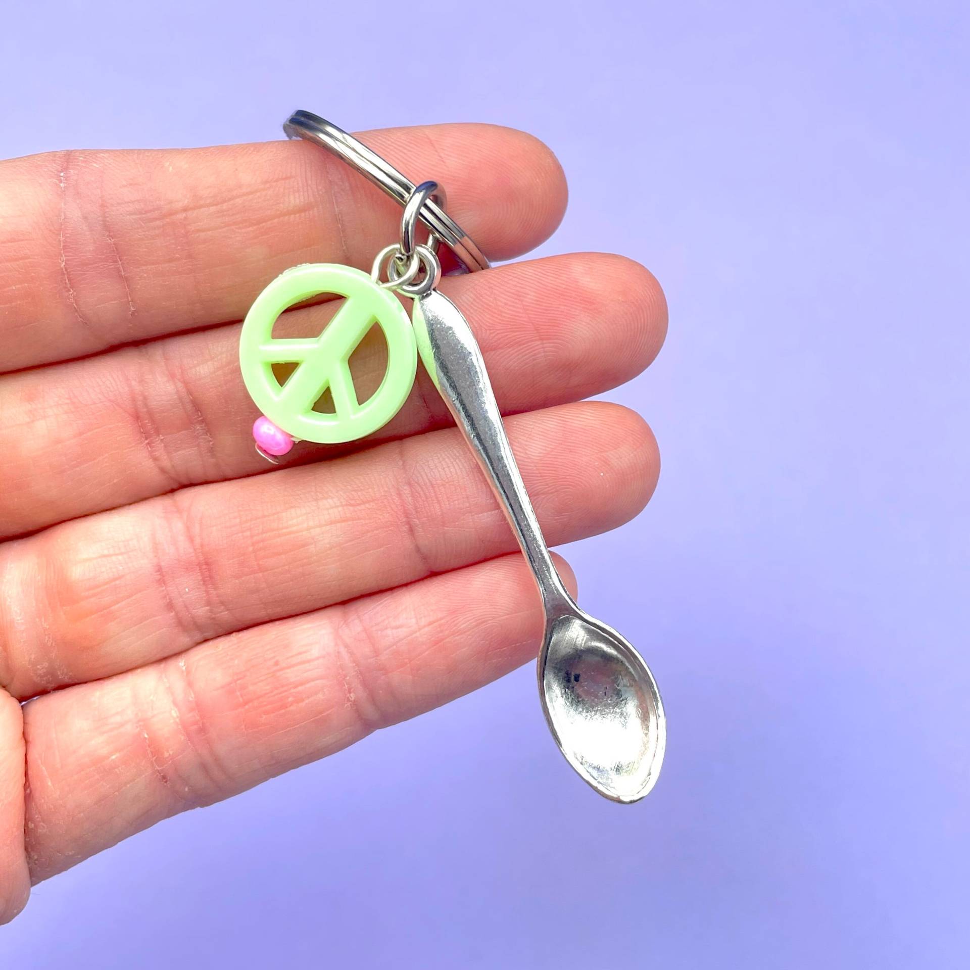 Löffel Schlüsselanhänger | Süßer Mini Mit Mint Peace Zeichen Anhänger von PickleParlour