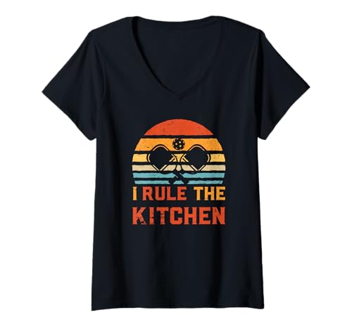 Damen I Rule The Kitchen Pickleball im Retro-Look T-Shirt mit V-Ausschnitt von Pickleball Clothing And More