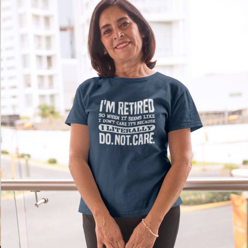 Ich Bin Im Ruhestand Und Buchstäblich Nicht Interessiert T-Shirt/Lustiges Senioren-Ruhestands-Party-Geschenk Ich Bin Im Ruhestand Und Buchstäblich Nicht Interessiert T-Shirt/Lustiges Senioren-Ruhestands-Party-Geschenk von PicksPlaceGifts