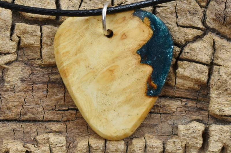 Afzelia Burl Plektrum Anhänger Smaragdgrün Harz Holz Halskette von PickslaysWoodworking
