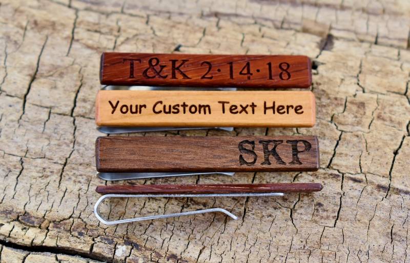 Holz Krawattenklammer Mit Gravur Individuelle Aus Edelstahl, Groomsmen Geschenk von PickslaysWoodworking