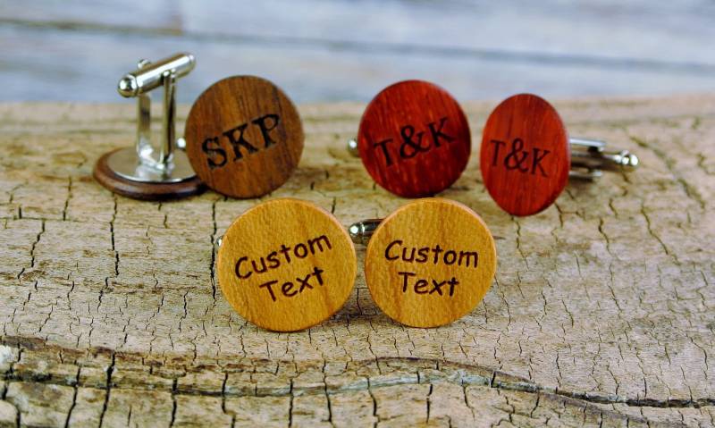 Personalisierte Manschettenknöpfe Aus Holz Mit Gravur von PickslaysWoodworking