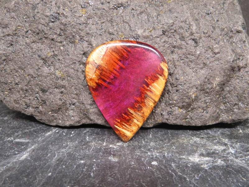 Einzigartiges Handgemachtes Holz Kunstharz Gitarren Plektrum - Pick Halskette Geschenk Musiker Schmuck von Picksnlicks