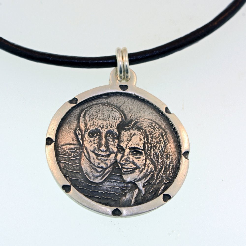 Gravierte Kreisförmige Foto Anhänger Mit Herz von PictureJewelry