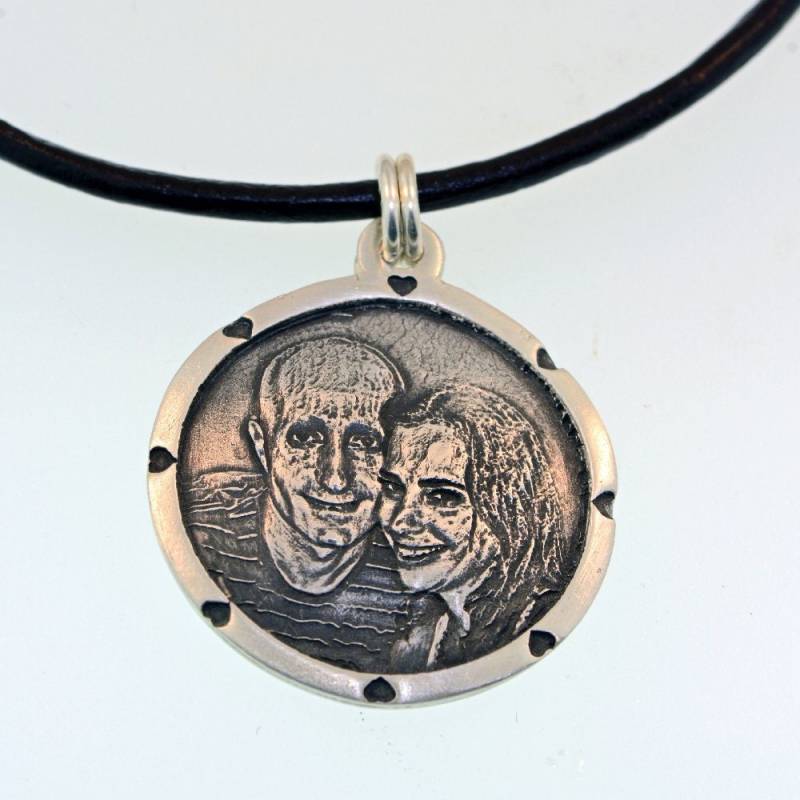 Gravierte Kreisförmige Foto Anhänger Mit Herz von PictureJewelry