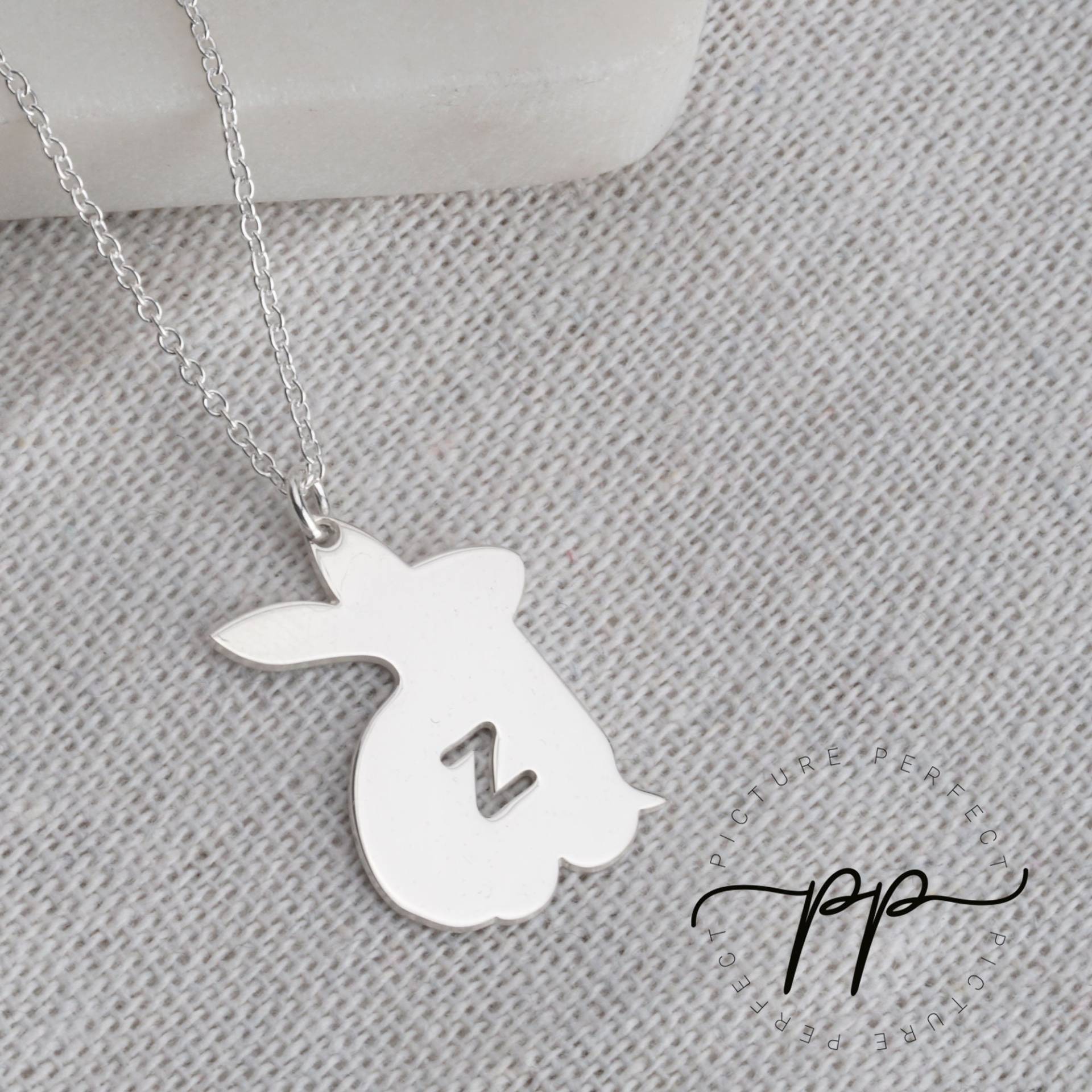 Anpassbare Haustier Initial Halskette Mit Süßem Häschen Anhänger - 925 Sterling Silber Tier Schmuck Für Kinder Perfektes Geschenk Tierliebhaber von PicturePerfectPP