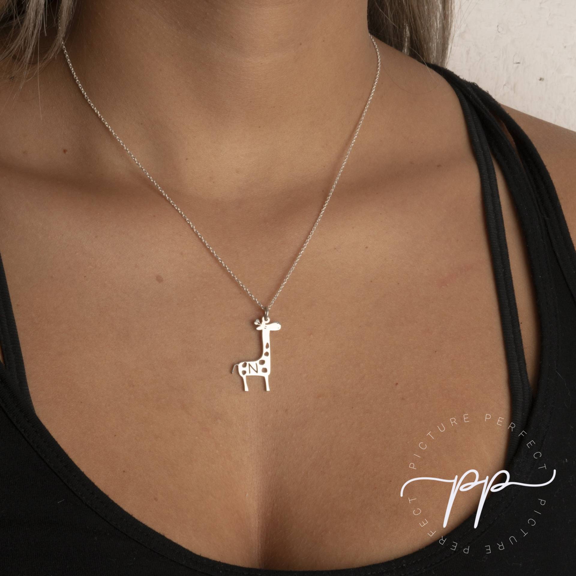 Giraffe Erste Halskette - Tier Schmuck Nach Maß Mit Initiale Für Kinder von PicturePerfectPP