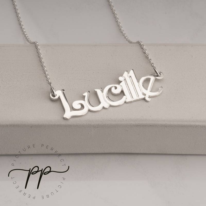 Swirl Font Name Halskette Für Mädchen - Leicht Zu Lesen von PicturePerfectPP