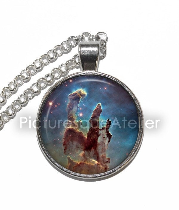 Adler Nebula Halskette, Säulen Der Schöpfung, Scutum Sternbild, Galaxie, Weltraum, Universum, Kunst Anhänger Handgemachter Schmuck Adler Nebula Halskette, Säulen Der Schöpfung, Scutum Sternbild, Galaxie, Weltraum, Universum, Kunst Anhänger Handgemachter Schmuck von PicturesqueAtelier