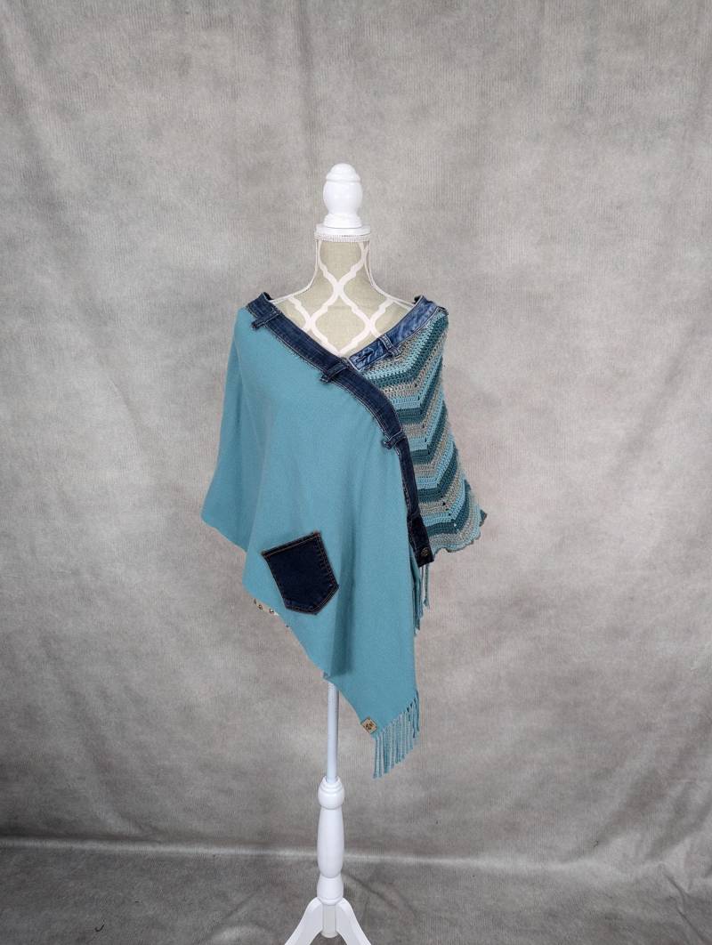 Frauen Upcycled Poncho O/S Frauen Upcycled Poncho O/S von PieceByPeaceCanadian