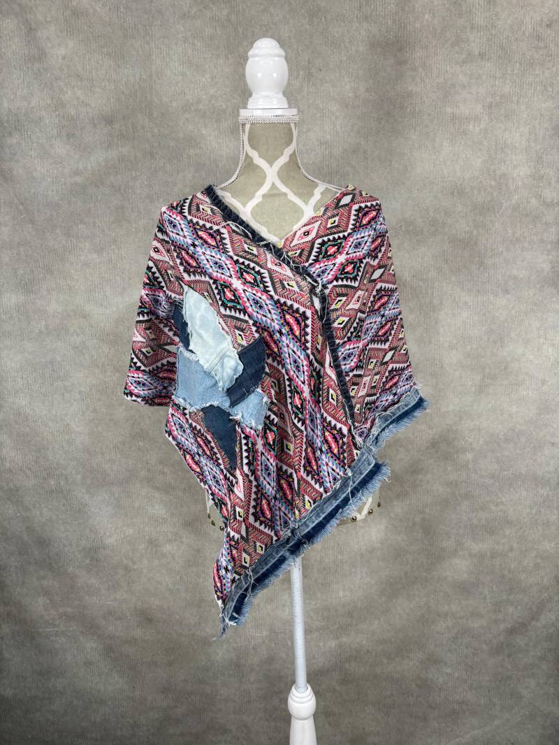 Leichter Upcycled Damen Poncho Mit Denim Detail-Klein Bis Groß Leichter Upcycled Damen Poncho Mit Denim Detail-Klein Bis Groß von PieceByPeaceCanadian