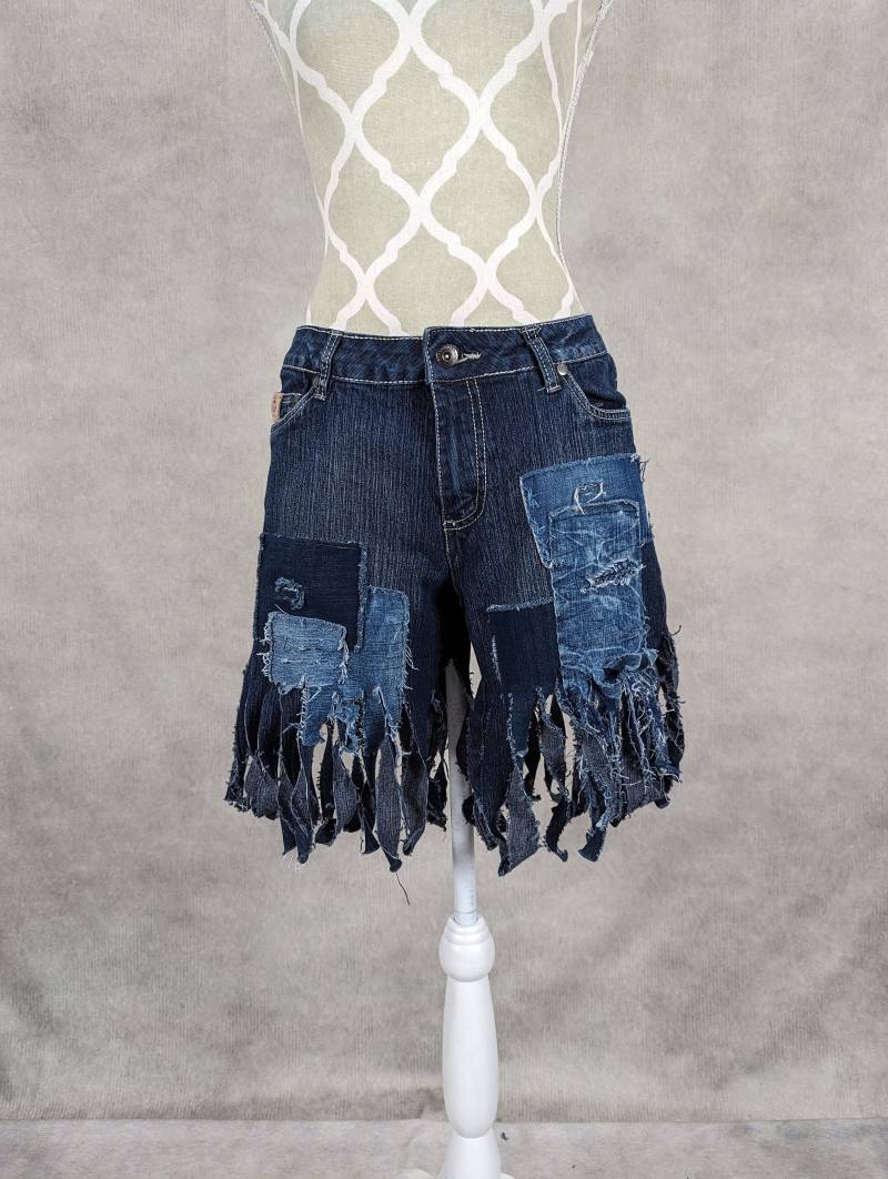 Upcycled Damen Denim Shorts Mit Fransensaum - Größe 8 Upcycled Damen Denim Shorts Mit Fransensaum - Größe 8 von PieceByPeaceCanadian