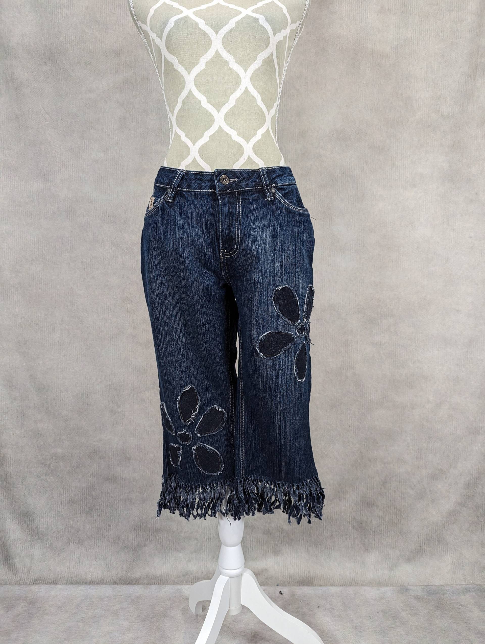 Upcycled Denim Daisy Capris-Größe 38 von PieceByPeaceCanadian