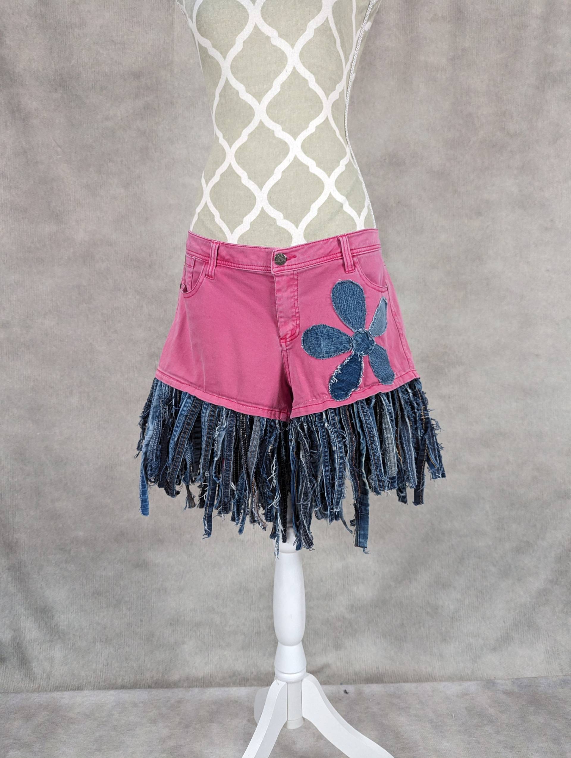 Upcycled Fransen Saum Denim Shorts - Größe 12 von PieceByPeaceCanadian
