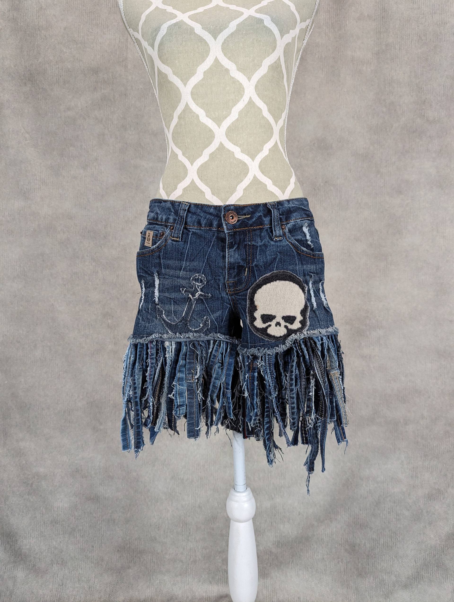 Upcycled Fransen Saum Denim Shorts - Größe 28 von PieceByPeaceCanadian