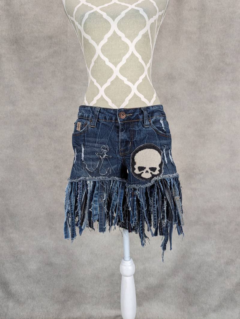 Upcycled Fransen Saum Denim Shorts - Größe 28 von PieceByPeaceCanadian
