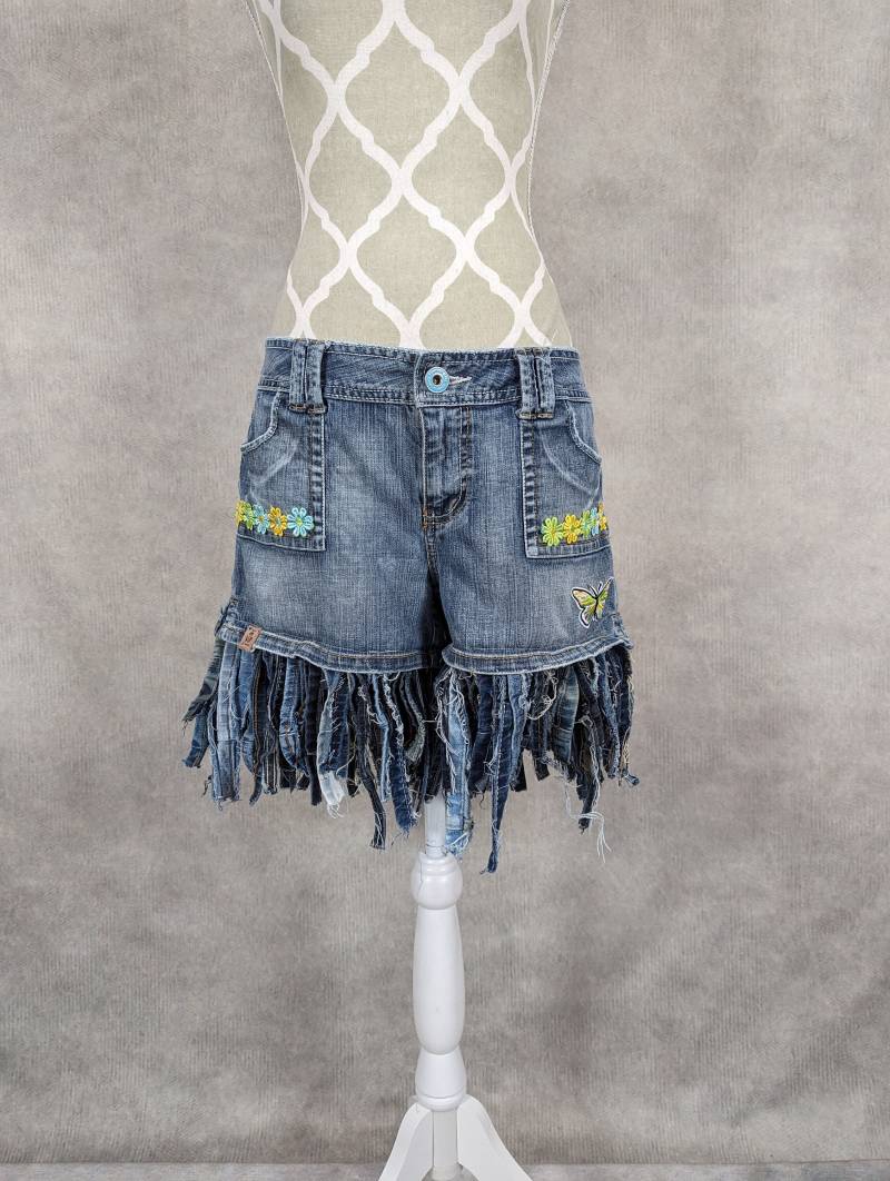 Upcycled Fransen Saum Denim Shorts - Größe 9 von PieceByPeaceCanadian