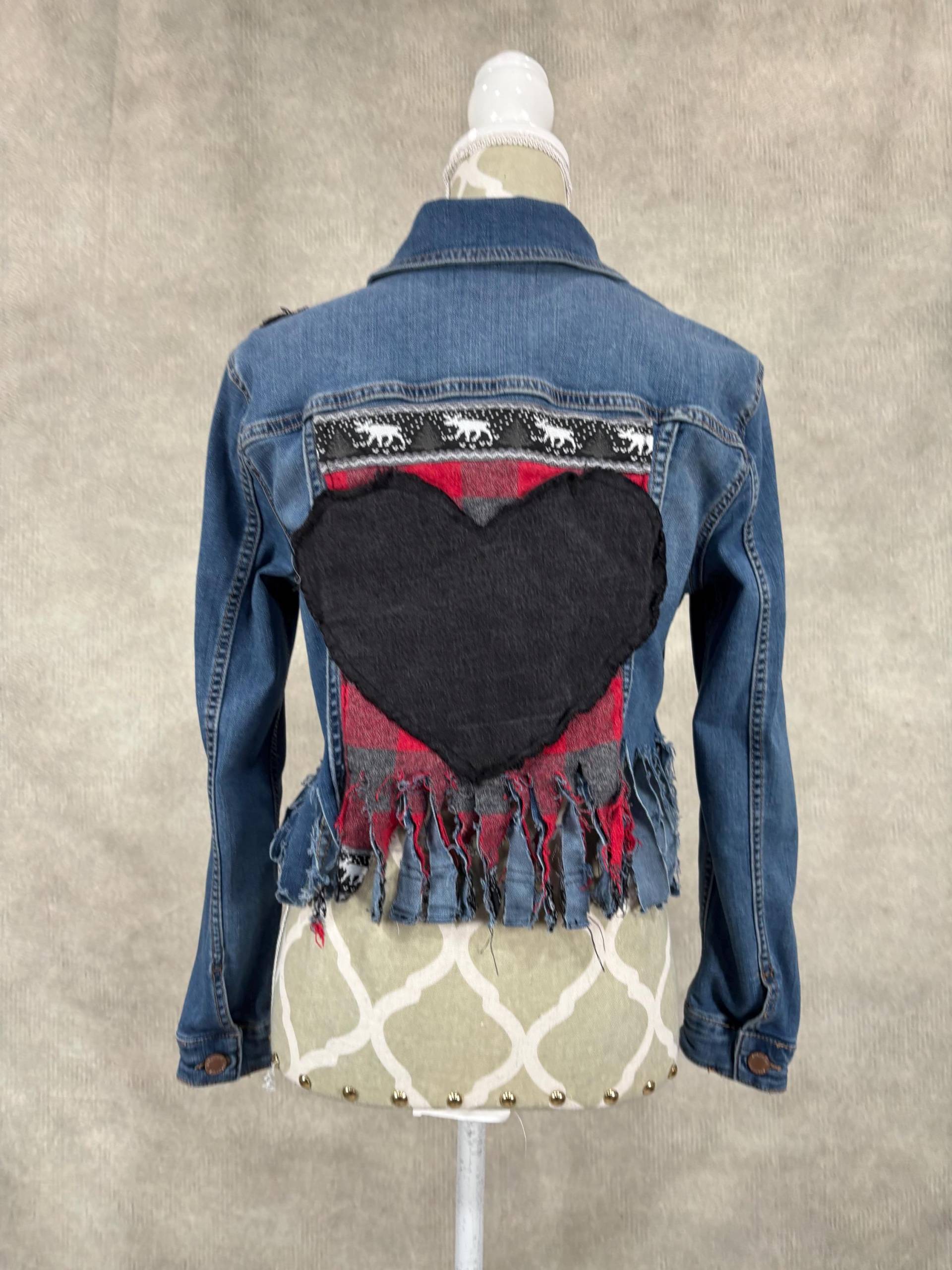 Upcycled Fransen Saum Jeansjacke-Medium von PieceByPeaceCanadian