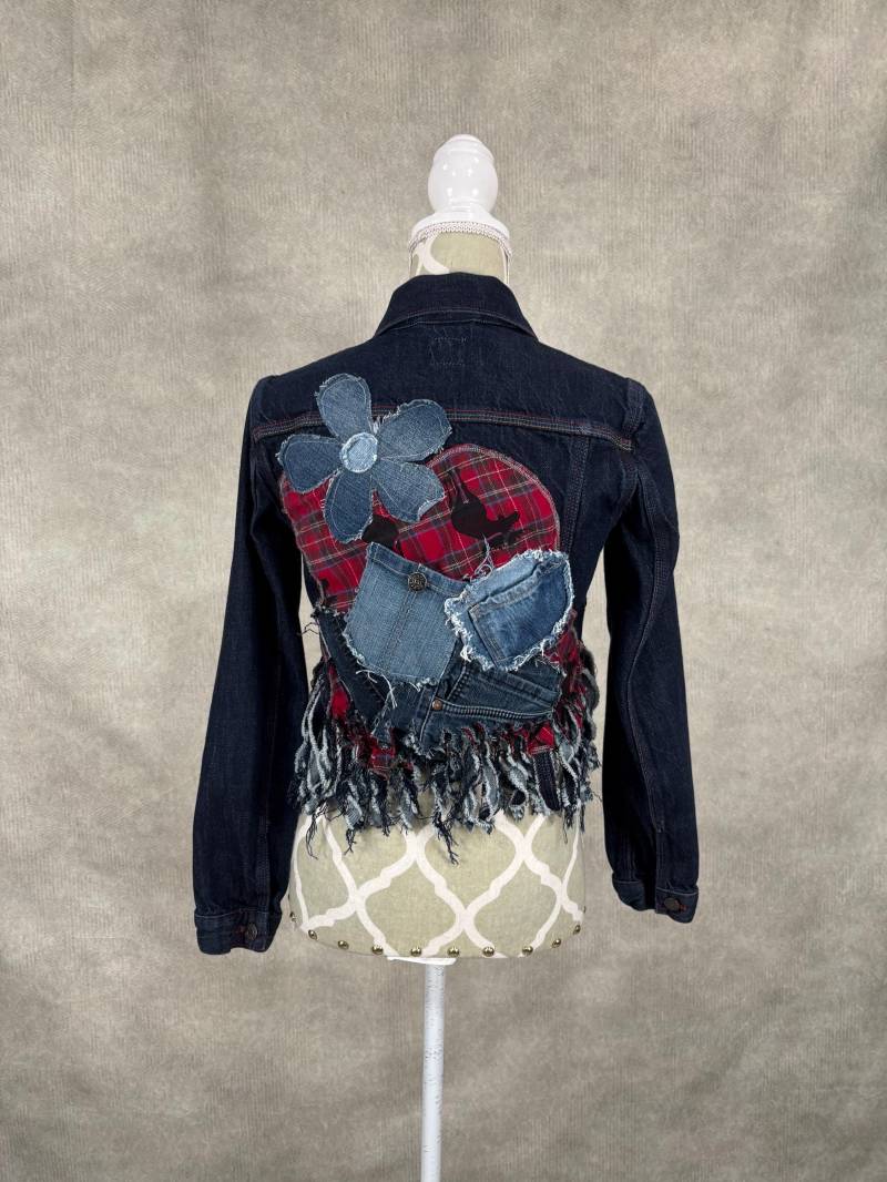 Upcycled Jeansjacke Mit Ausgefranstem Fransensaum - S von PieceByPeaceCanadian