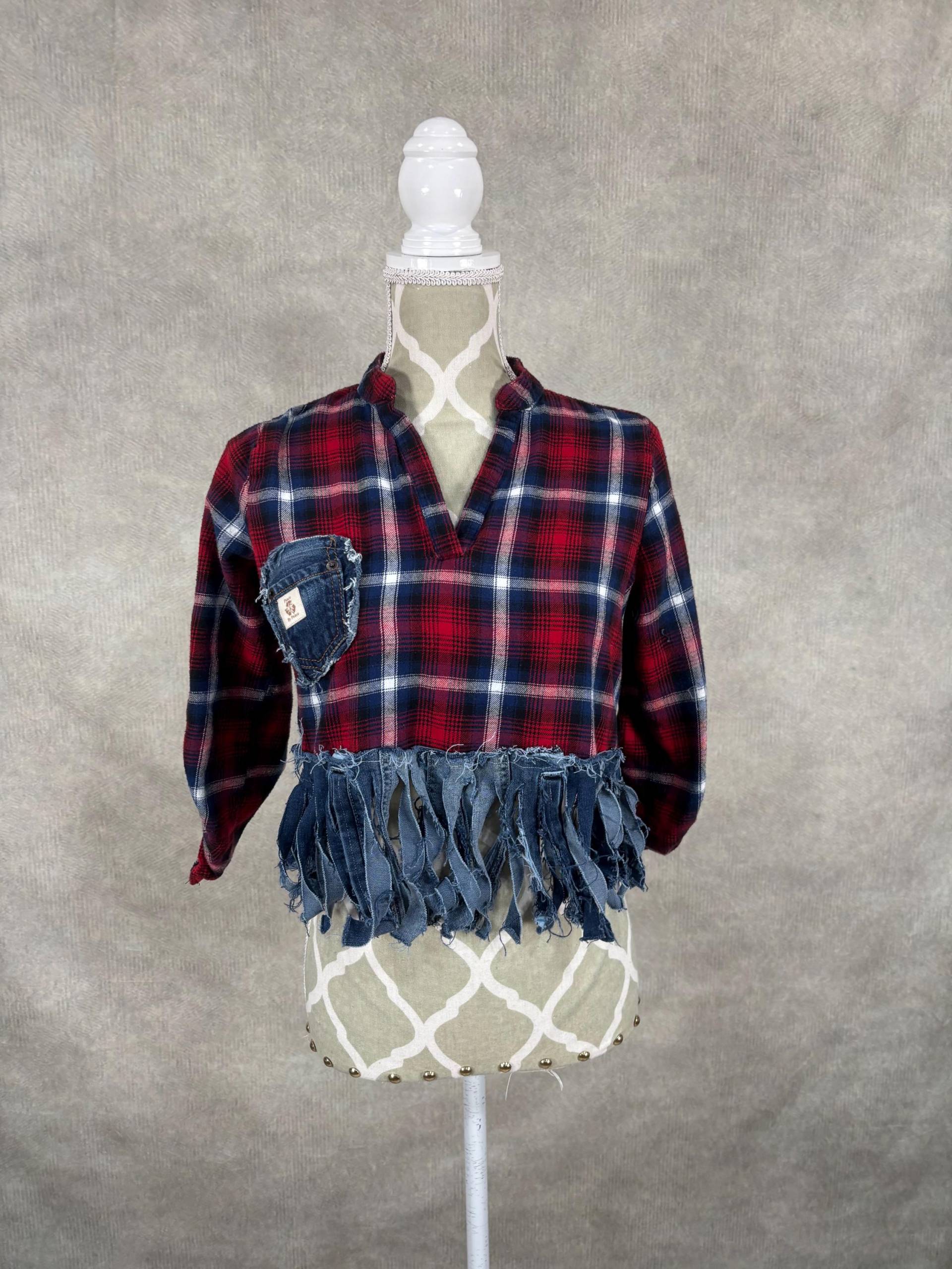 Upcycled Karierte Bluse Mit Ausgefranstem Fransen-Jeansband - S/M von PieceByPeaceCanadian